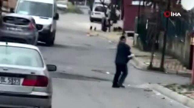 Karşısına çıkan horoza taş atan postacı, sert kayaya çarptı! O anlar kameralara yansıdı Karşısına çıkan horoza taş atan postacı, sert kayaya çarptı! O anlar kameralara yansıdı