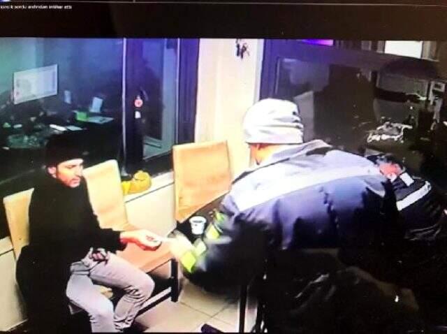 Benzin istasyonunda görevlilerle şakalaşan polis, ardından kafasına sıktı