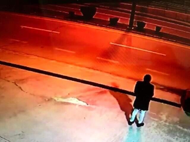 Benzin istasyonunda görevlilerle şakalaşan polis, ardından kafasına sıktı