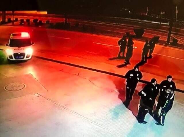 Benzin istasyonunda görevlilerle şakalaşan polis, ardından kafasına sıktı