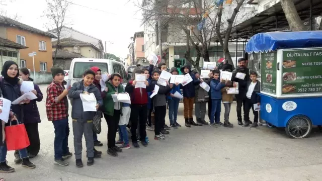 Seyyar tostçu, takdir alan öğrencilere ücretsiz tost ikram edince uzun kuyruklar oluştu