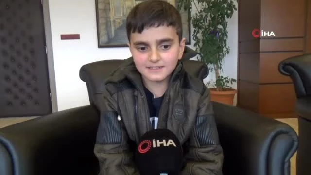 Türkiye'nin konuştuğu simitçi çocuğa cep telefonu hediye edildi