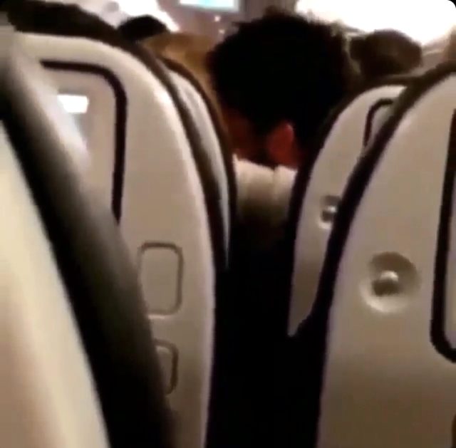 YouTube, uçakta öpüşen Akın Akınözü ve sevgilisinin videosunu platformdan kaldırdı