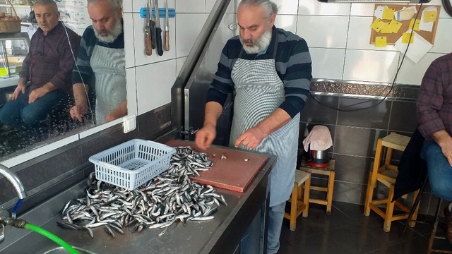 Hamsinin fiyatı yarı yarıya düştü