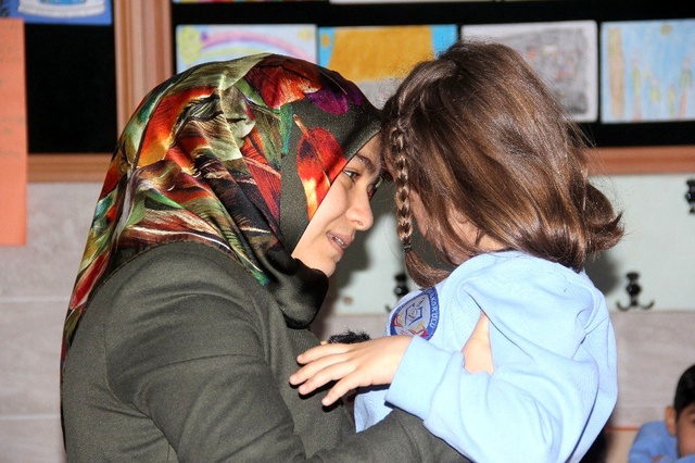 8 yaşındaki Hafza, ilk karnesini şehit babasına götürdü