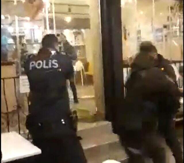 Palalı saldırganın etkisiz hale getirildiği anların yeni görüntüleri ortaya çıktı Bayrampaşa'da palalı saldırganın etkisiz hale getirildiği anların yeni görüntüleri ortaya çıktı
