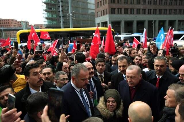 Cumhurbaşkanı Erdoğan, Berlin'de Türklerin sevgi gösterileriyle karşılandı