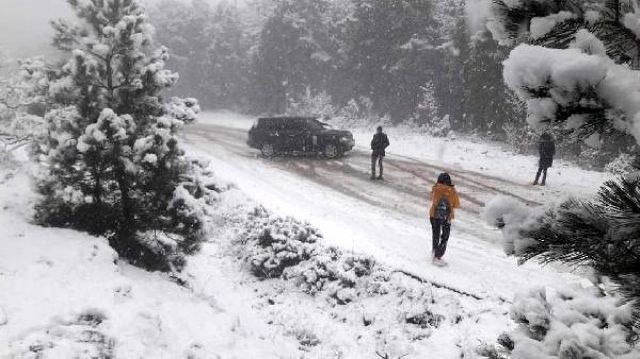Kar görmek için yaylaya giden 200 kişi dönüş yolunda mahsur kaldı