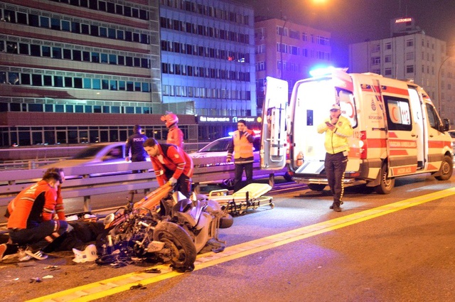 Şişli'de akıl almaz kaza! Metrobüs, motosiklete çarptı, dehşet anları kamerada