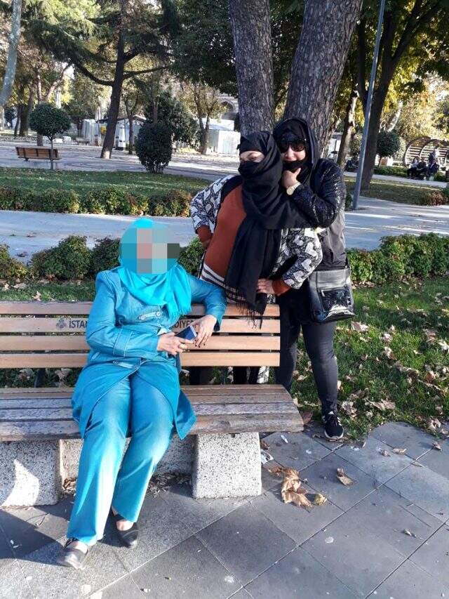 Çantasını çaldıkları mağdurla fotoğraf çektirince yakalandılar Çantasını çaldıkları mağdurla fotoğraf çektirince yakalandılar