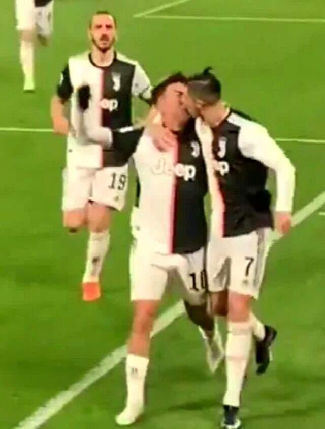 Cristiano Ronaldo, yanlışlıkla Dybala'yı dudağından öptü