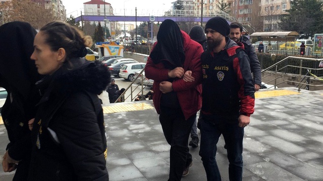 Fuhuş operasyonunda dikkat çeken görüntü! Koltuk değneğiyle götürüldü