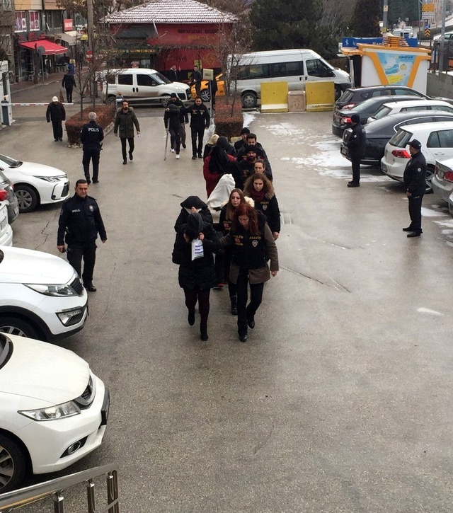 Fuhuş operasyonunda dikkat çeken görüntü! Koltuk değneğiyle götürüldü