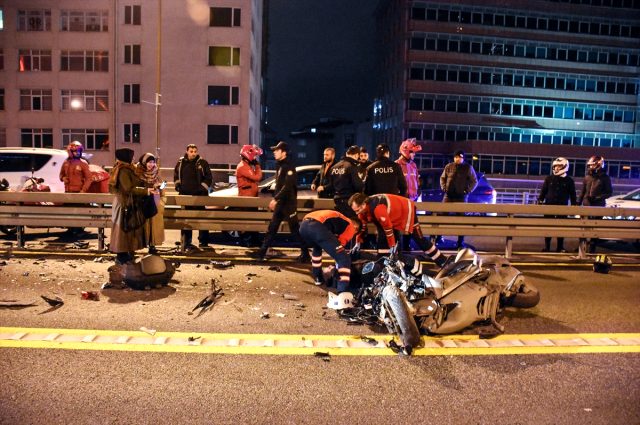  <a class='keyword-sd' href='/istanbul/' title='İstanbul'>İstanbul</a>'da metrobüsle motosikletin çarpışması sonucu 1 kişi öldü, 1 kişi yaralandı