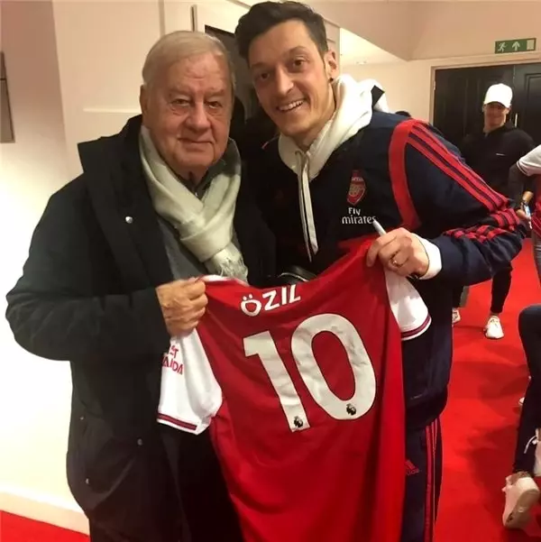 Mesut Özil'e Londra'da özel konuk