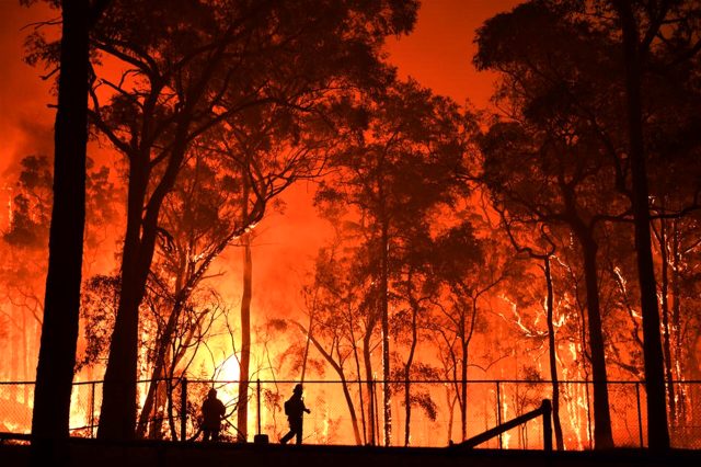 Yangınlarla boğuşan Avustralya'da ceviz büyüklüğünde dolu yağdı