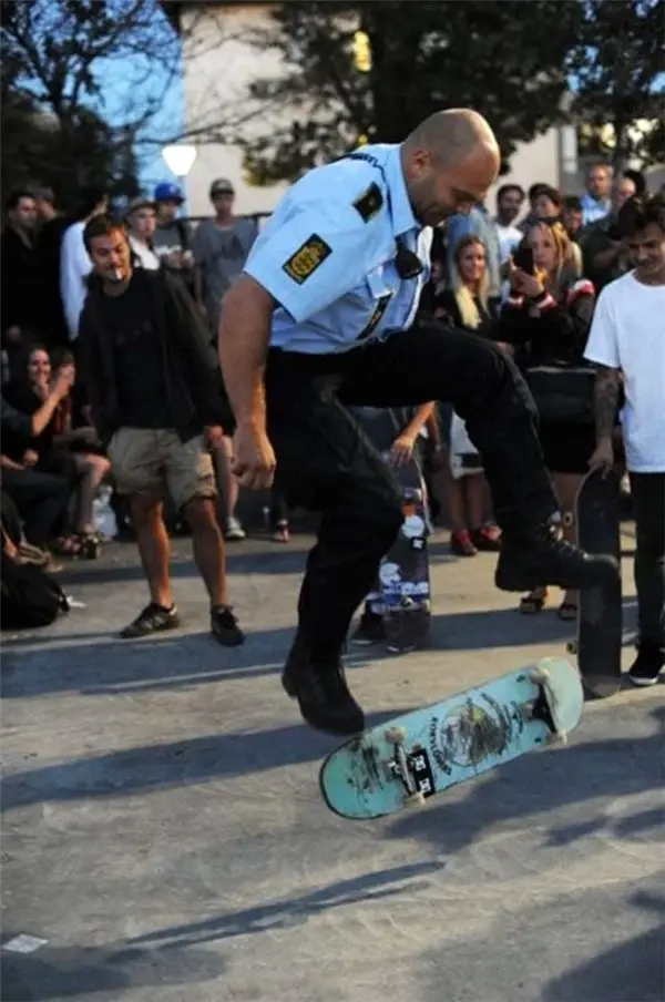 Gücünü Eğlenmeye Harcayan 16 Polis