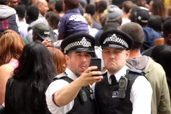 Gücünü Eğlenmeye Harcayan 16 Polis