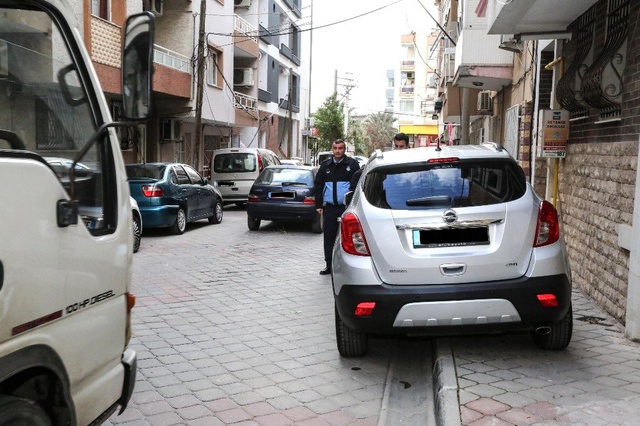 Kaldırıma park eden sürücüleri zabıta uyardı: Yayalara saygılı olun