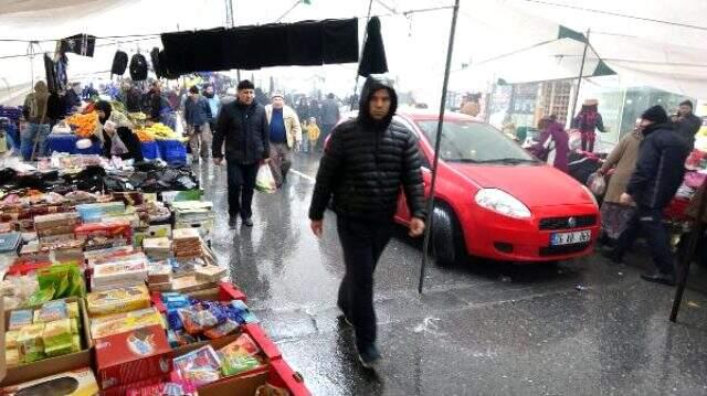 Semt pazarının ortasında otomobil engeli, vatandaşları sinirlendirdi