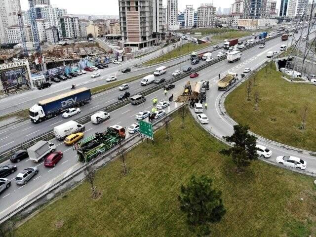 TEM otoyolunda hafriyat kamyonunun devrilmesi sonucu trafik yoğunluğu yaşandı