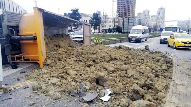 TEM otoyolunda hafriyat kamyonunun devrilmesi sonucu trafik yoğunluğu yaşandı