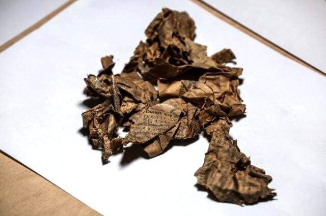 Dolmabahçe Sarayı'nda yapılan restorasyonda yüz yıllık gazete kupürleri bulundu Dolmabahçe Sarayı'nda yapılan restorasyonda yüz yıllık gazete kupürleri bulundu