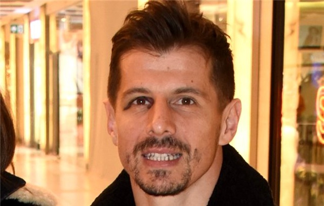 Emre Belözoğlu eşiyle görüntülendi, mor gözü şaşırttı