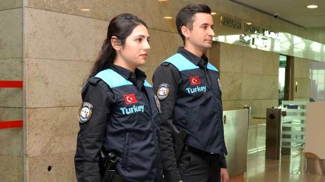 Pasaport polisleri yeni kıyafetlerini giydi! 'Turkey' yazısı 'Türkiye' olarak değiştirildi