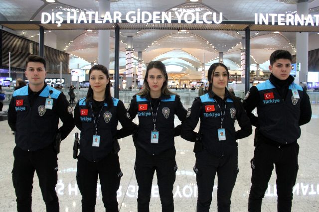 Pasaport polisleri yeni kıyafetlerini giydi! 'Turkey' yazısı 'Türkiye' olarak değiştirildi