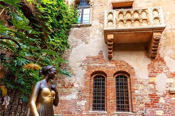 Romeo ve Juliet Hikayesinin Geçtiği Evde Kalacak Romantikler Aranıyor