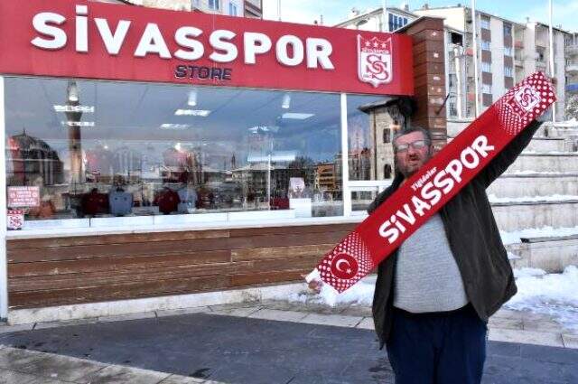 Sosyal medyada fenomen olan Sivasspor taraftarı: Sabaha kadar bekledim Sosyal medyada fenomen olan Sivasspor taraftarı: Sabaha kadar bekledim