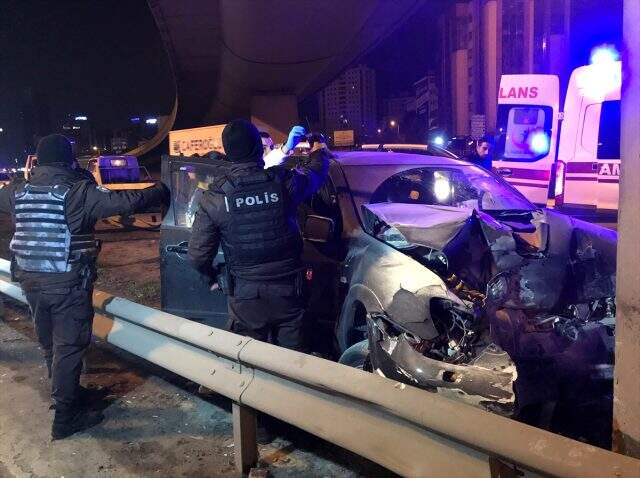 Ataşehir'de otomobille kaza yapan 14 yaşındaki çocuk bacağından oldu Ataşehir'de otomobille kaza yapan 14 yaşındaki çocuk bacağından oldu