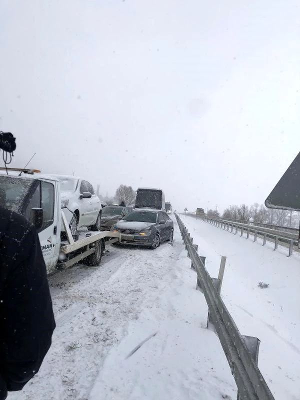 Bolu Dağı'nda kar yağışı nedeniyle zincirleme kaza oldu! 8 km kuyruk oluştu