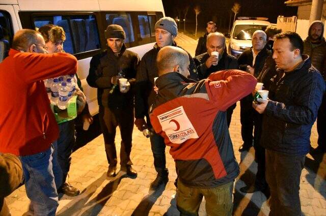 Manisa'da 4 saatte 132 artçı sarsıntı oldu! Vatandaşlar geceyi sokakta geçirdi Manisa'da 4 saatte 132 artçı sarsıntı oldu! Vatandaşlar geceyi sokakta geçirdi