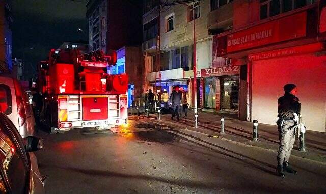 Son Dakika: Gaziosmanpaşa'da bir binanın bodrum katında yangın çıktı Son Dakika: Gaziosmanpaşa'da yangın paniği! Dumandan etkilenen 12 kişiden 3'ünün durumu ağır