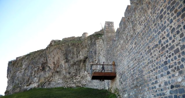 UNESCO korumasındaki 7 bin yıllık Diyarbakır surlarına balkon yapıldı