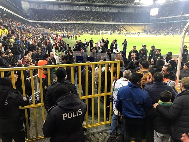 Fenerbahçe-Başakşehir maçında turnike krizi! Taraftarlar giremedi