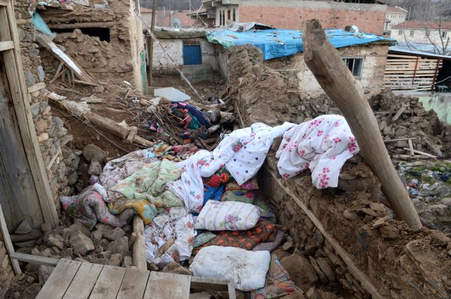 Depremin ardından Çevrimtaş Köyü, hayalet şehre döndü! Tek bir sağlam bina kalmadı
