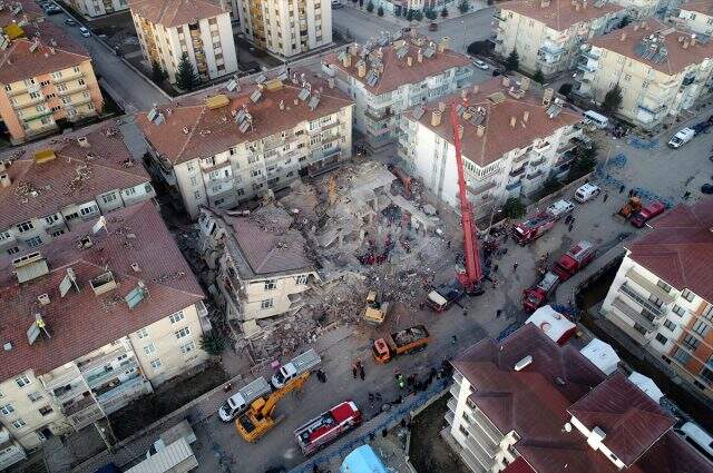 Elazığ'da arama kurtarma çalışmaları devam ediyor Elazığ'da arama kurtarma çalışmaları devam ediyor