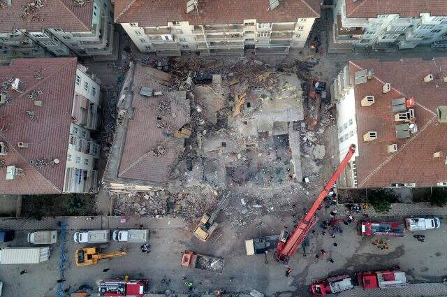 Elazığ'da arama kurtarma çalışmaları devam ediyor Elazığ'da arama kurtarma çalışmaları devam ediyor