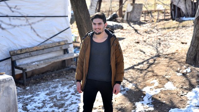 Enkaz altında kalan karı kocayı büyük çaba göstererek kurtaran Suriyeli genç, kurtardığı çiftle görüştü
