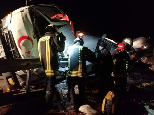 Arızalanan 2 otomobili taşıyan çekici devrildi: 2 ölü, 6 yaralı Arızalanan 2 otomobili taşıyan çekici devrildi: 2 ölü, 6 yaralı
