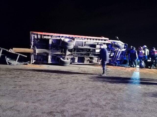 Arızalanan 2 otomobili taşıyan çekici devrildi: 2 ölü, 6 yaralı Arızalanan 2 otomobili taşıyan çekici devrildi: 2 ölü, 6 yaralı