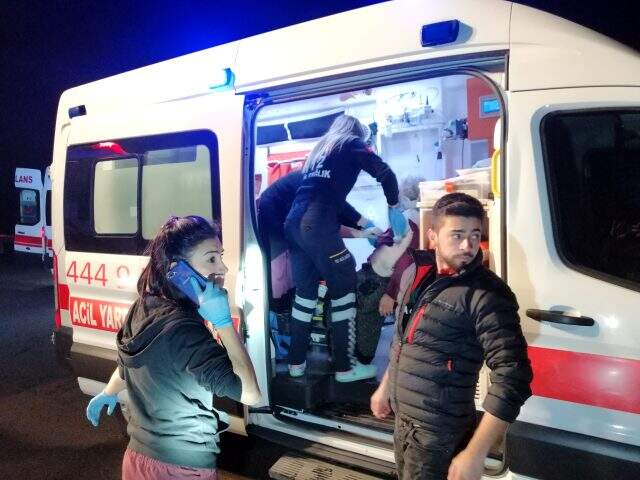 Arızalanan 2 otomobili taşıyan çekici devrildi: 2 ölü, 6 yaralı Arızalanan 2 otomobili taşıyan çekici devrildi: 2 ölü, 6 yaralı
