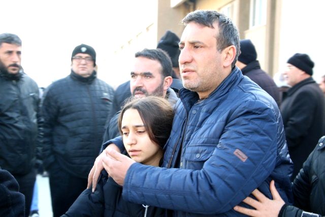 Depremde elini tutamadığı için oğlu ölen baba, kızının elini bir an olsun bırakmadı