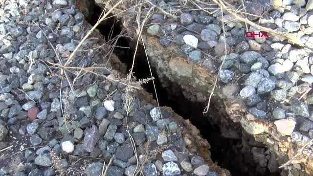 6.8 büyüklüğündeki deprem sonrası Sivrice'deki köy yollarında derin yarıklar oluştu