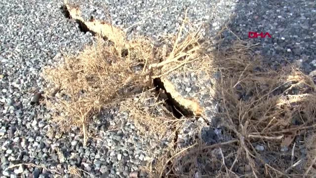 6.8 büyüklüğündeki deprem sonrası Sivrice'deki köy yollarında derin yarıklar oluştu