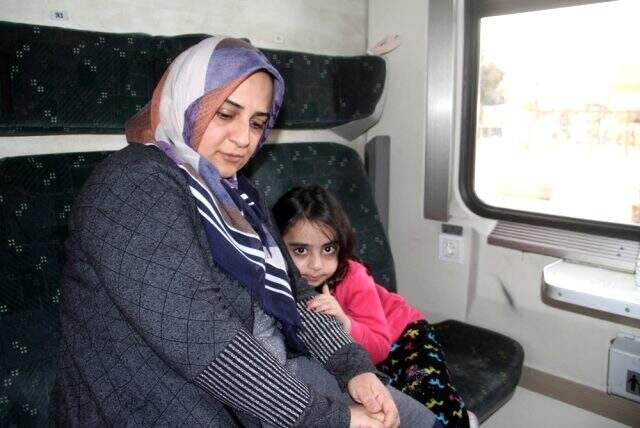 Depremzedeler TCDD'nin sunduğu tren garındaki vagonlarda kalıyor Depremzedeler TCDD'nin sunduğu tren garındaki vagonlarda kalıyor