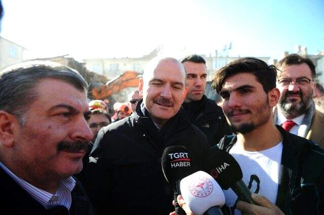 Enkaz altındaki çifti tırnaklarıyla kazıyarak çıkaran Suriyeli genç, Bakan Soylu ile bir araya geldi Enkaz altındaki çifti tırnaklarıyla kazıyarak çıkaran Suriyeli genç, Bakan Soylu ile bir araya geldi